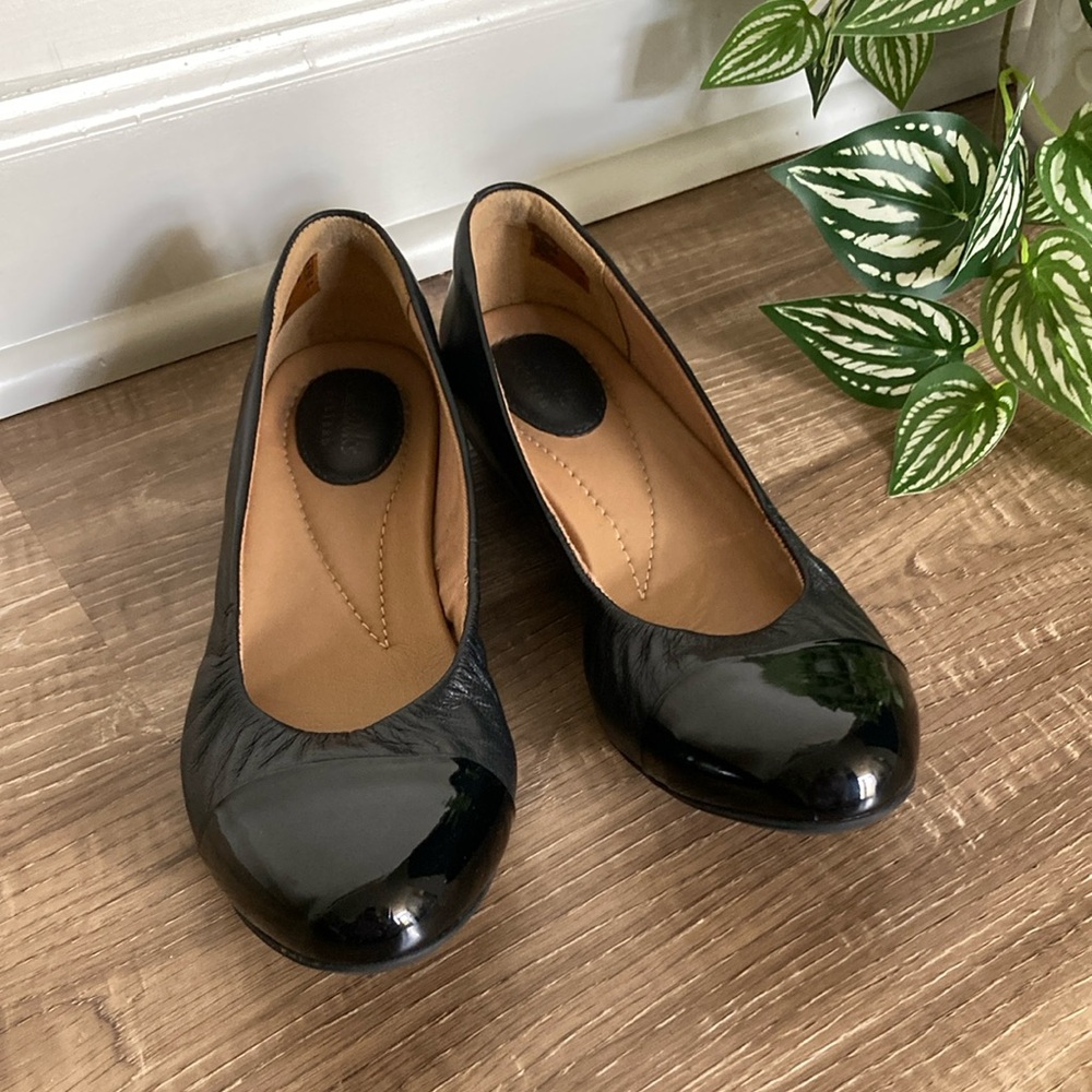 Clarks Black Flats with Classic Cap-Toe Design